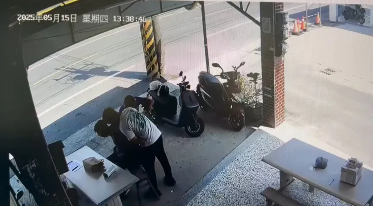 埋伏員警一擁而上將人逮捕。民眾提供