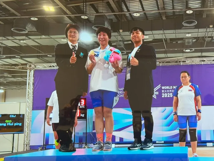 勇奪50歲以上71公斤級女子舉重金牌的陳靖宣上台領獎。警方提供