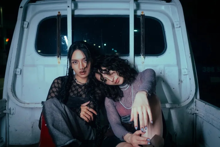 新世代創作雙人女子組合 KAXA，由 Kaį（右）與 Lexa（左）組成，並於去年7月27日正式出道。滾石唱片提供