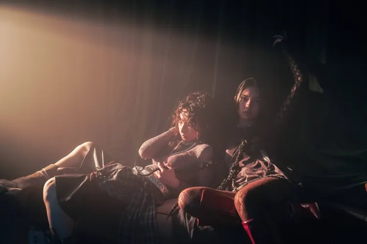 KAXA新歌靈感來自信義街頭，兩人微醺寫歌高唱到深夜， 盼成聽眾「深夜庇護所」。滾石唱片提供