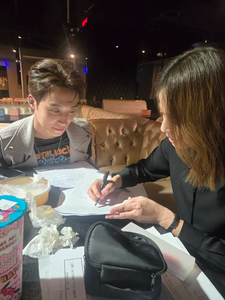 蘇晏霈（右）協助卞慶華對台詞，讓他直呼相當暖心 。民視提供