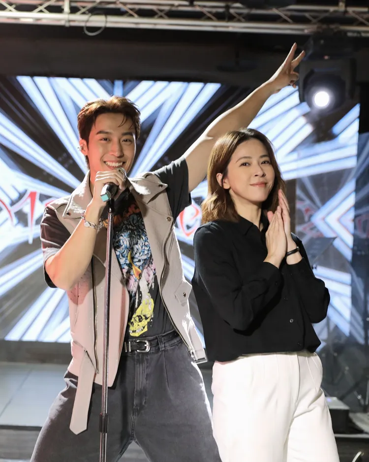 蘇晏霈（右）劇中超愛卞慶華，2人互動充滿火花。民視提供