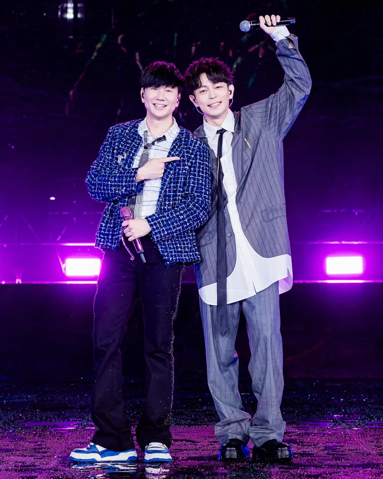 林宇中（右）擔任林俊傑（左）演唱會嘉賓，兩人合唱《靠岸》。JFJ Productions & Unusual Entertainment 提供