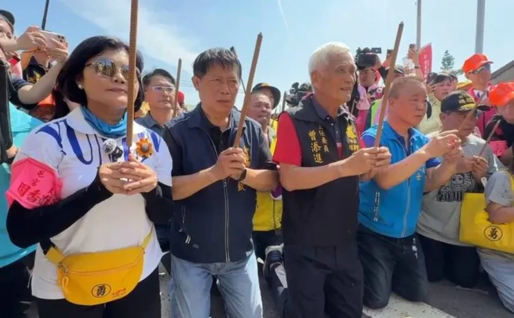 張麗善昨天在彰化伸港福安宮跪迎媽祖神駕，粉紅超跑卻火速離開。民眾提供
