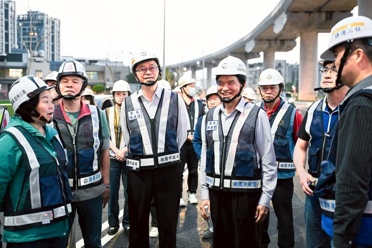 張善政視察八德區新闢道路。桃園市府提供