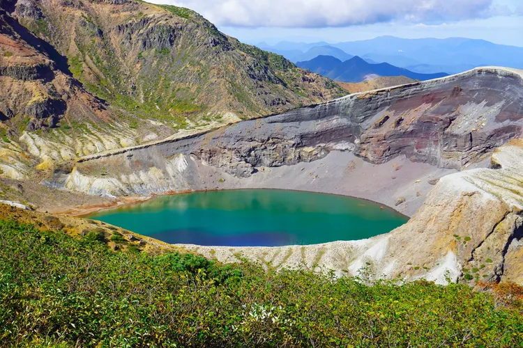 一次玩轉東北花卷、仙台兩市，探訪日本神祕火山湖「藏王御釜」，漫步空中鳥居。業者提供