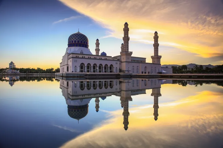 旅展推出「沙巴5日」無購物，走訪絕美「水上清真寺」，每人1萬6999元起。業者提供