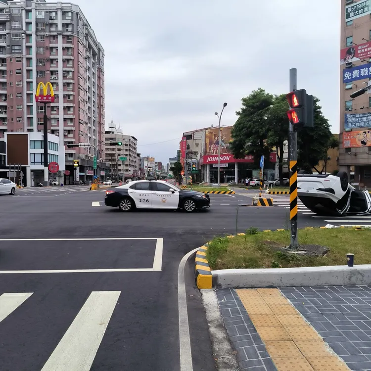 事故發生在台中市北區進化北路、崇德路口。民眾提供