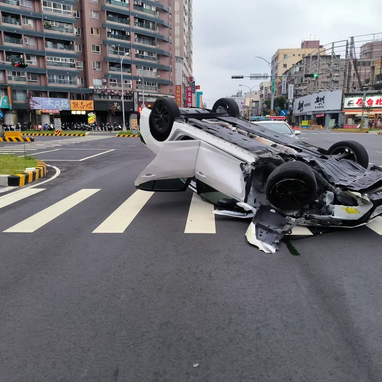 李男自小客車撞上行人庇護島後翻覆。民眾提供