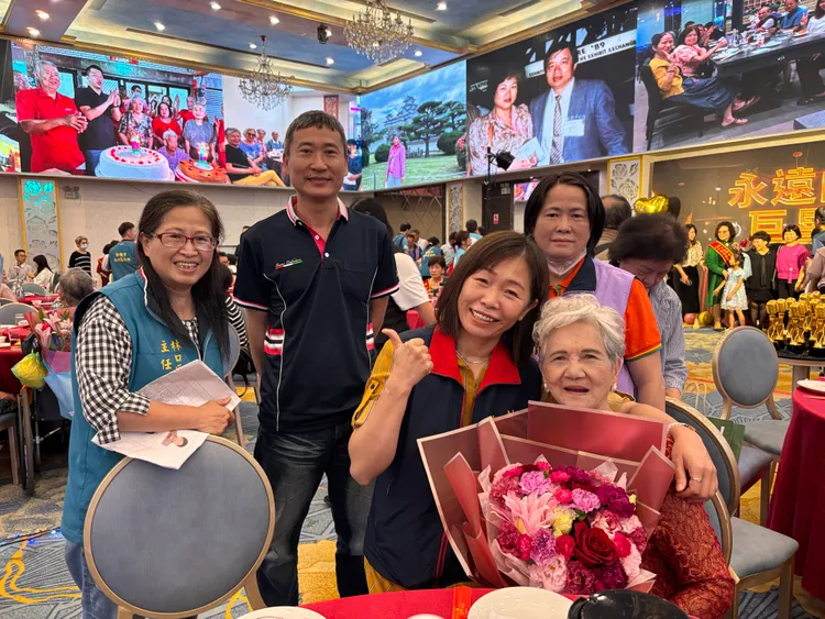 林口區長鄭淑敏(左三)到各桌感謝各位媽媽今日一早盛裝出席，與大家歡慶佳節。公所提供