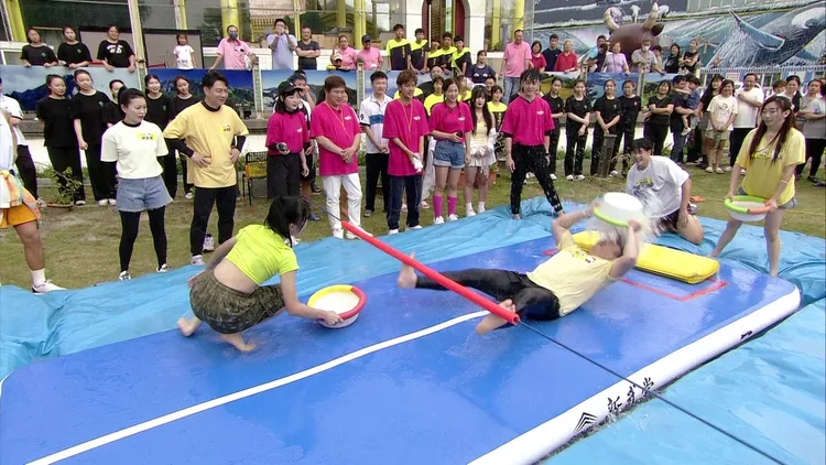 洪毛（中）慌亂中跌倒，水盆直接倒在臉上。民視提供