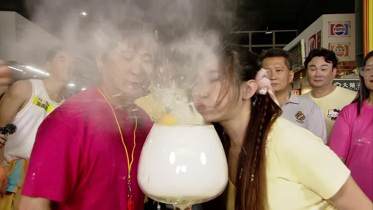 胡瓜（左）和UNA吹到滿臉都是麵粉。民視提供