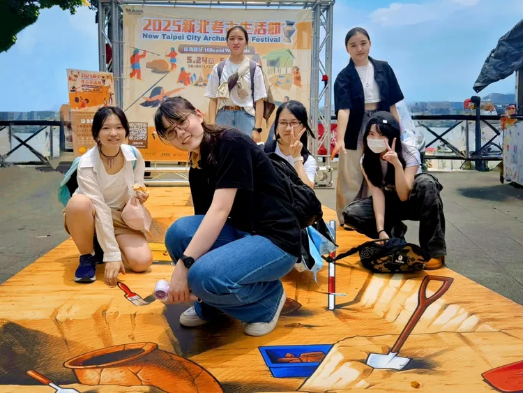 2025新北考古生活節串聯八里、淡水商圈，設置3D考古探坑地貼。館方提供