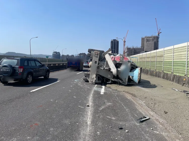 水泥車於台65翻覆。警方提供