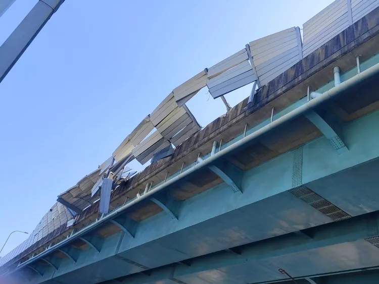 隔音牆遭撞毀。警方提供