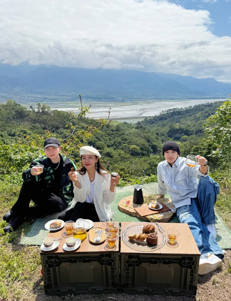 蕭秉治（左起）丁噹與鼓鼓踏進秘境崖邊基地野餐、煮咖啡，體驗最Chill的鄉間生活。相信音樂提供