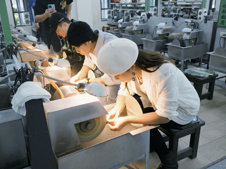 蕭秉治（左起）、鼓鼓和丁噹挑戰磨玉石。相信音樂提供