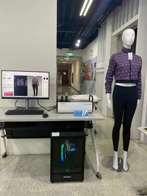 紡織所首場「數位紡織品AI應用訓練課程」導入數位建模與AI應用，透過AI技術學習布料色彩智慧比對、數位紋理模擬，強化快速反應市場需求的能力與接單競爭力。紡織所提供