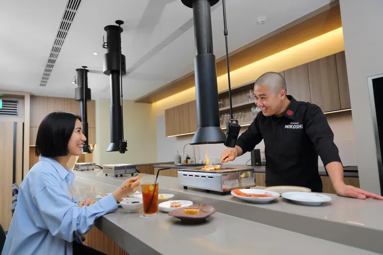 MIKOSHI YAKINIKU 己越燒肉由專人代烤。業者提供