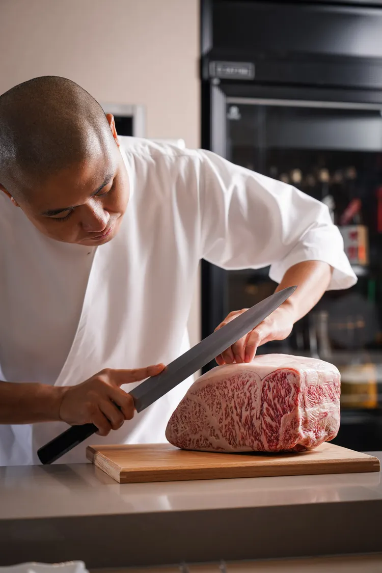 己越一永不僅專精於海鮮料理，亦擅長和牛分切處理。業者提供