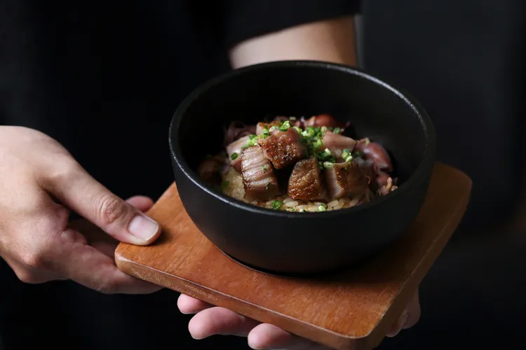 和牛螢烏賊石鍋拌飯。業者提供