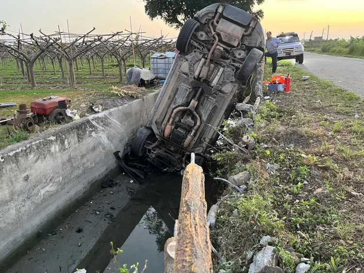 陳男拒檢加速逃逸自撞護欄車翻水溝。警方提供