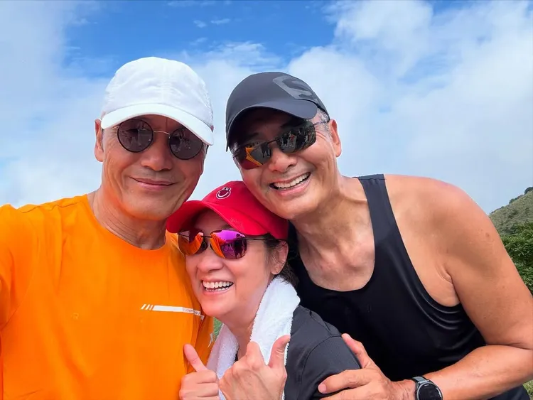 苗僑偉（左起）和太太戚美珍陪周潤發過生日。翻攝苗僑偉IG