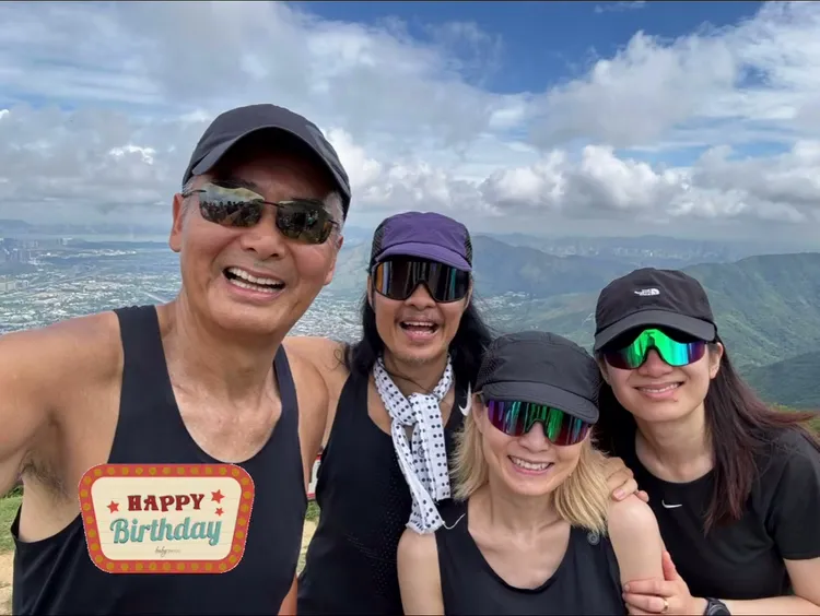 周潤發（左）與蔡一智（左二），以及蔡一智妻女一起跑上山。翻攝蔡一智IG