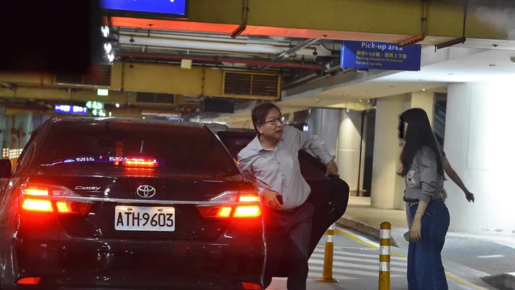 林國春表示接獲檢舉，監委林郁容疑似用公務車接送親友往返機場。翻攝自林國春臉書