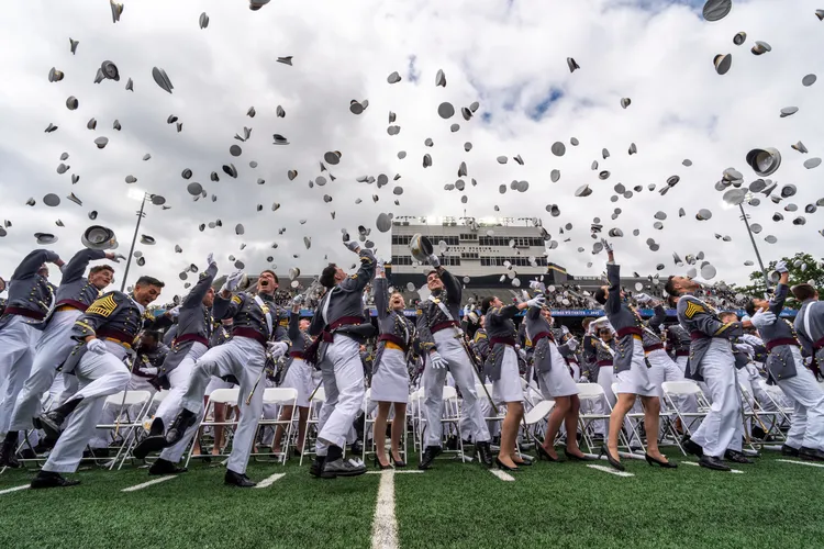 西點軍校畢業生在畢典後，將帽子丟在空中，象徵畢業了。美聯社