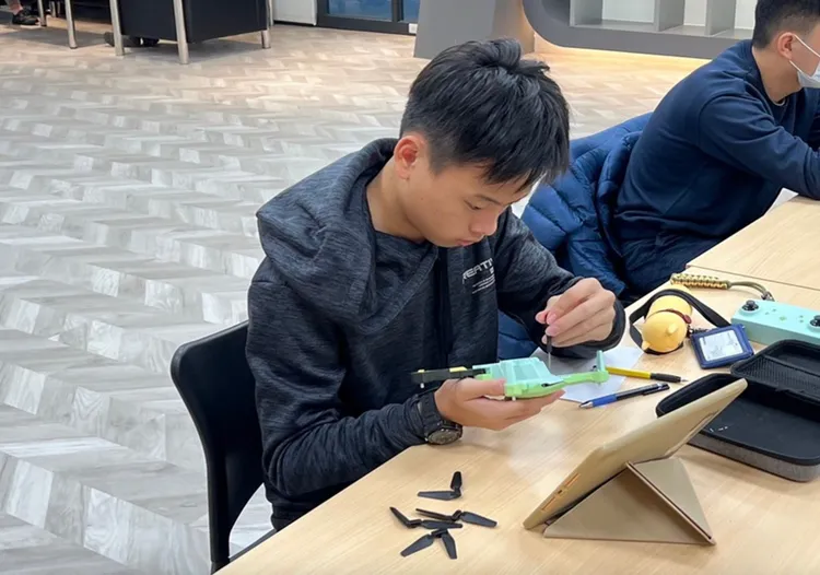 無人機組裝DIY瞭解簡易維護及安全使用。台北市教育局提供