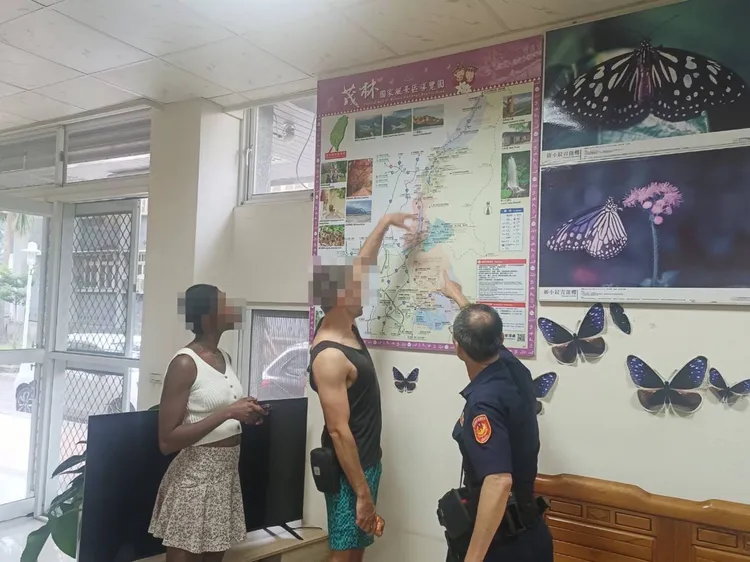 警員以流利的英文介紹高雄茂林區特色、文化及相關景點。翻攝畫面
