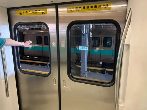 17年來頭一遭!高捷列車行駛中玻璃掉了 開3站換車幸無大礙