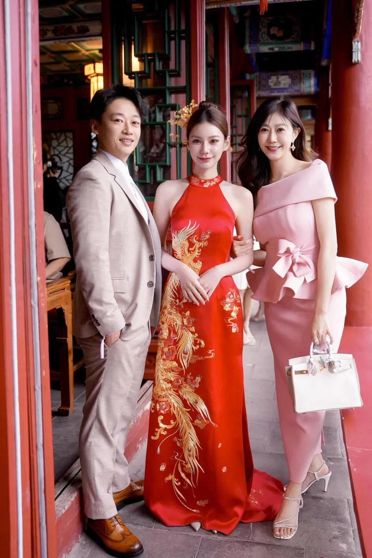 許蓁蓁和老公一起出席閨密Mandy婚禮。翻攝許蓁蓁臉書