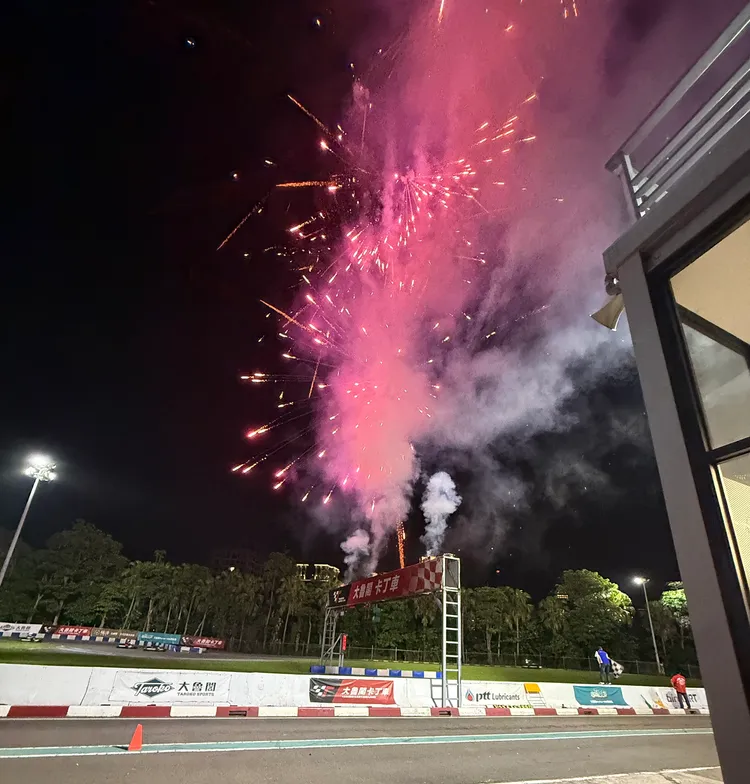 當終場方格旗揮下、Project K車手衝線瞬間，龍門上方施放出象徵終章的煙火，現場掌聲與歡呼聲此起彼落。林浩昇攝