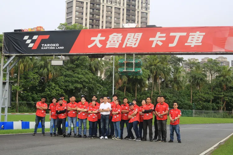 大魯閣卡丁車場全體員工，依依不捨的在龍門前拍攝團體照留念。林浩昇攝