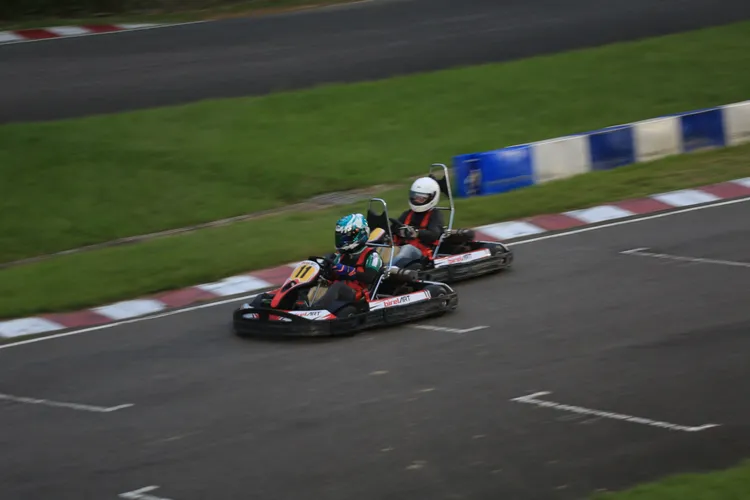 比賽中不乏激烈攻防，幾度上演超車與防守駁火的畫面，讓場邊觀眾驚呼連連。林浩昇攝