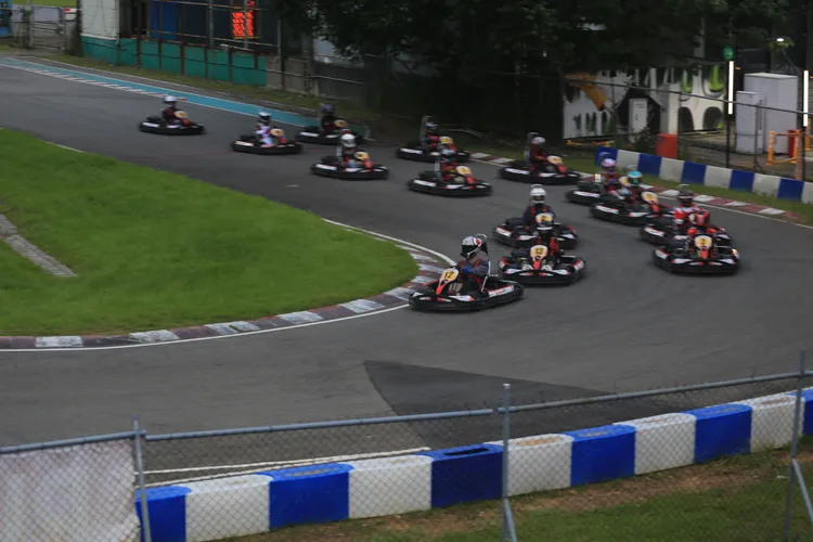 比賽採用「動態起跑」模式，在龍門下國旗一揮，比賽正式開始。林浩昇攝