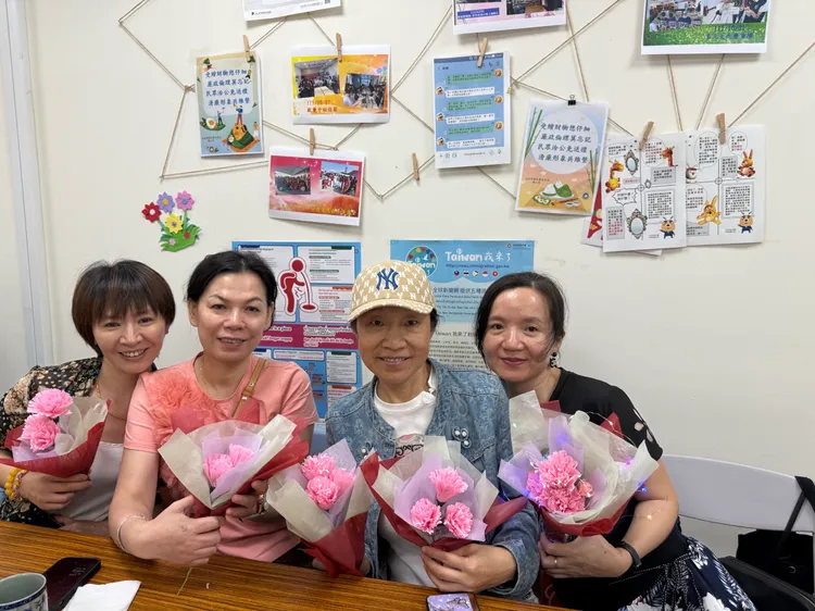 宜萱婦幼關懷協會藍靜宜理事長教導基隆新住民製作精油串燈康乃馨。移民署提供