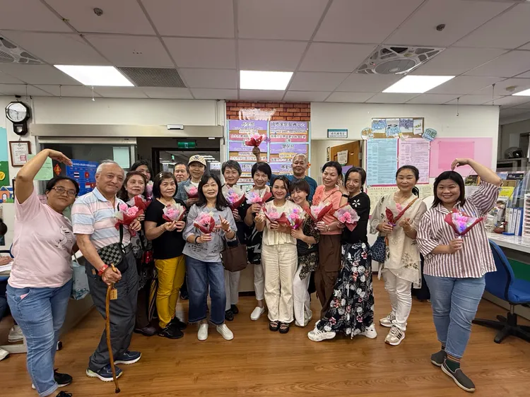 基隆新住民手持薰衣草精油串燈康乃馨歡慶母親節。移民署提供