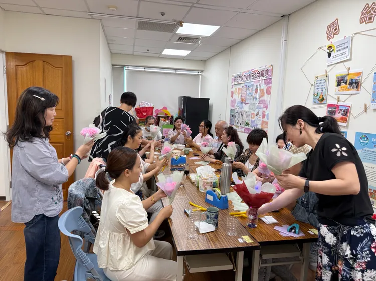 宜萱婦幼關懷協會藍靜宜理事長教導基隆新住民製作精油串燈康乃馨。移民署提供