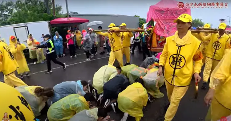 沿途信眾把握機會「躦轎腳」，祈求白沙屯媽祖庇佑。翻攝白沙屯媽祖網路電視台