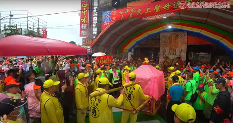 睽違多天后，白沙屯媽祖鑾駕再度回到苗栗，雖然降下雨勢，仍澆不熄信眾熱情。翻攝白沙屯媽祖網路電視台