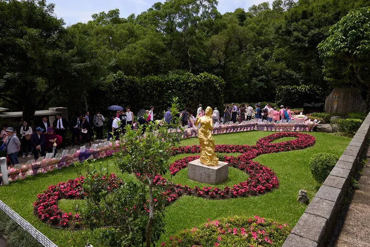 許多來自世界各地的歌迷今上午齊聚於鄧麗君長眠地「筠園」，追悼永遠的巨星鄧麗君。圖／鄧麗君文教基金會提供
