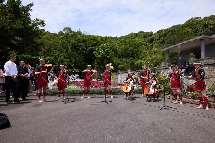 來自南投奧萬大的「親愛愛樂」樂團精心改編演奏一連串鄧麗君經典名曲。圖／鄧麗君文教基金會提供