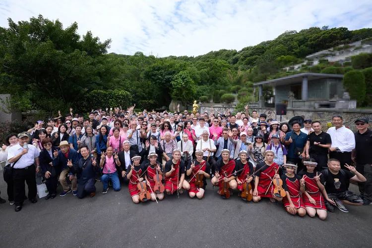 現場湧入眾多來自世界各地的歌迷，一起緬懷永遠的巨星鄧麗君。圖／鄧麗君文教基金會提供
