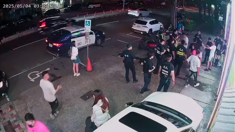 大批警方到場支援。翻攝畫面