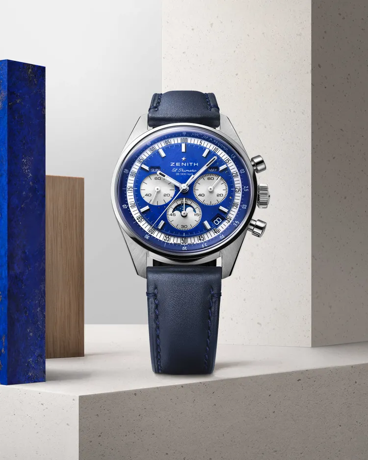 ZENITH CHRONOMASTER Original 全日曆月相計時腕錶青金石款，38mm，精鋼錶殼，青金石錶盤（3個銀色計時盤），藍色小牛皮錶帶，El Primero 3610自動上鍊機芯，動力儲存60小時，防水深度50米，79萬7100元。品牌提供