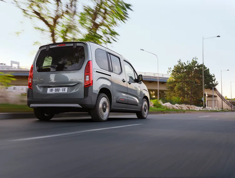 CITROËN BERLINGO 擁有短軸五人座與長軸七人座車型，搭配MAX、XTR兩種風格設定，滿足不同家庭規模與多元生活型態。業者提供