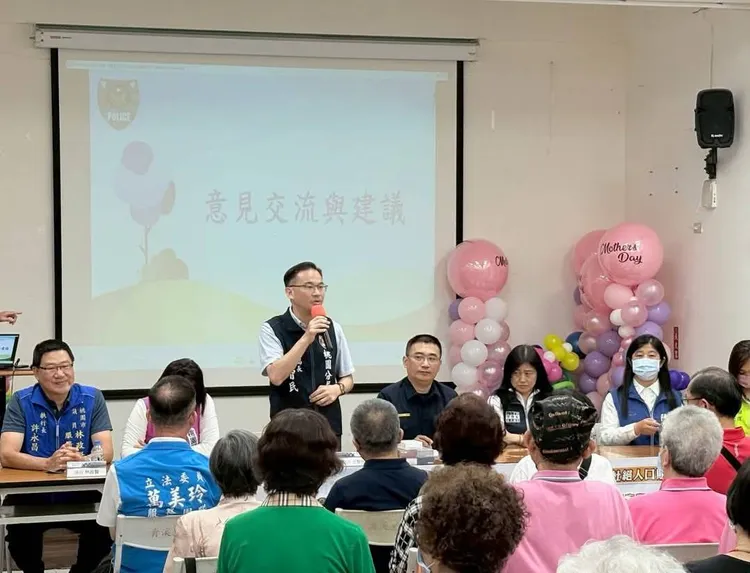 桃園分局長王智民(站立者)在「社區治安座談會」持續宣導民眾注意砂石車等大型車輛「視線死角、內輪差」、防禦性駕駛等交通安全觀念。警方提供